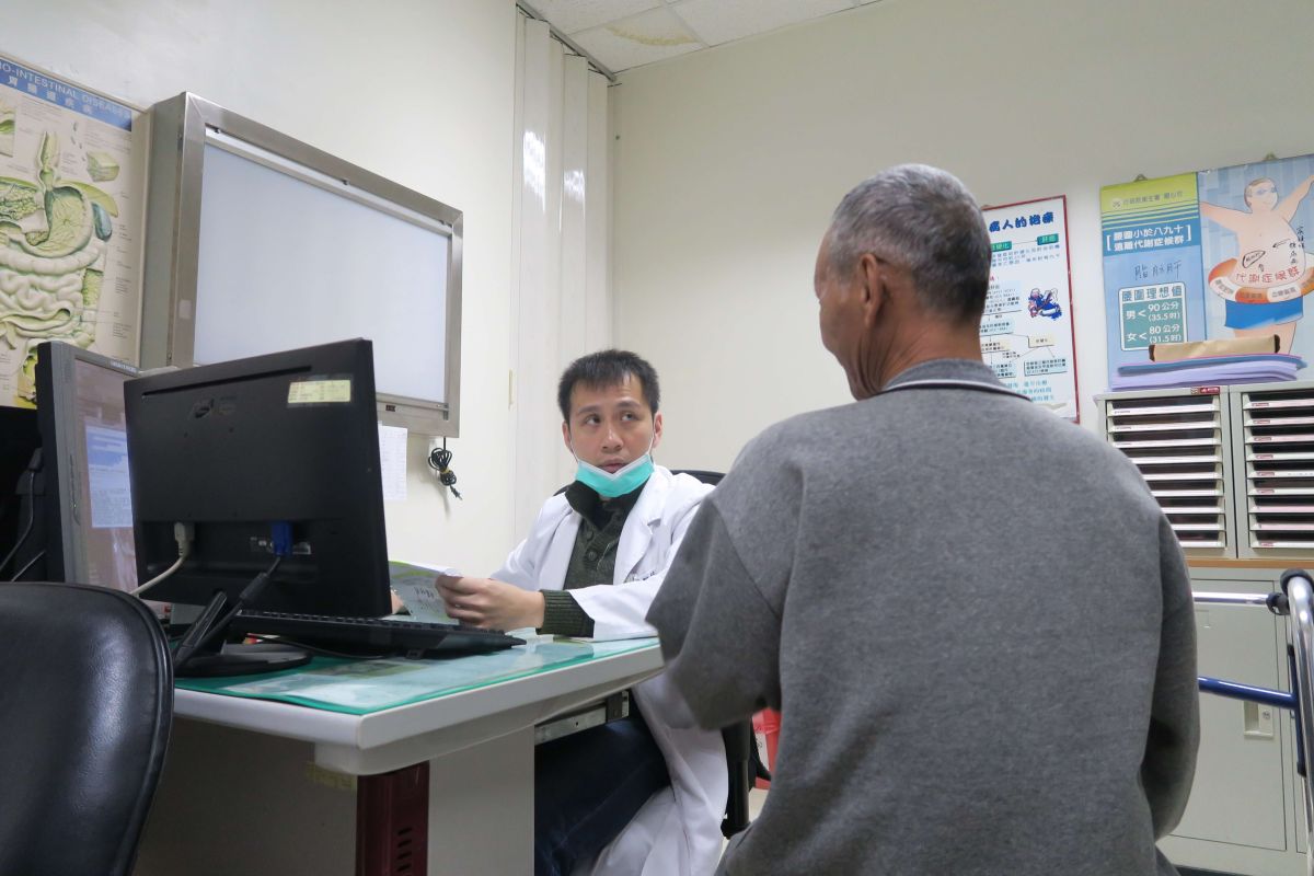 ▲衛福部彰化醫院肝膽腸胃科主任楊智超說，早年偏鄉醫療條件不好，在簡陋的設備下打針施藥，針頭消毒不全，讓患者感染C肝。（圖／記者陳雅芳攝，2019.03.03）