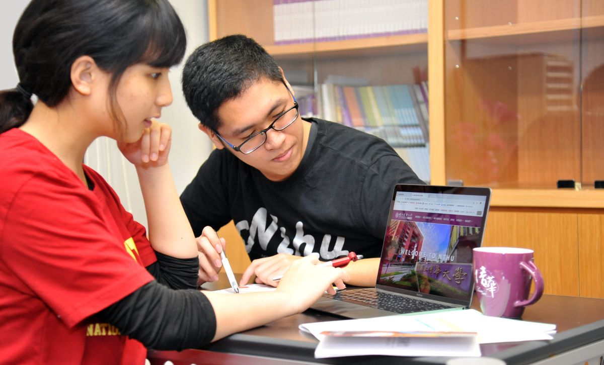 你的備審夠吸睛嗎？清華大學校長賀陳弘特別點出，建議以三段論述，用自己的口吻，詳盡寫出專長、對人生意義的追求以及進入大學後的學習規劃。（圖／清華大學提供）