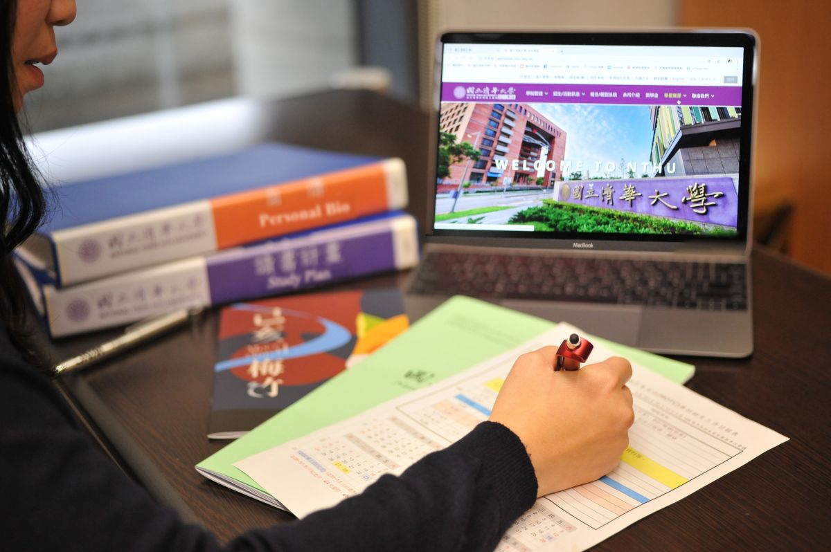 清華大學校校長賀陳弘近日擬出一封予考生的信，親自傳授「引導式」秘訣，幫助考生認清自我。（圖／清華大學提供）