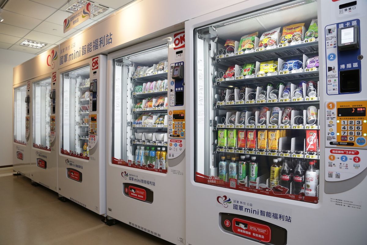 ▲有網友透露，自己在軍中販賣機投了5枚10元硬幣，但飲料始終沒掉出，這令他百思不解，而真相曝光後，笑翻眾人。（示意圖／軍聞社提供）