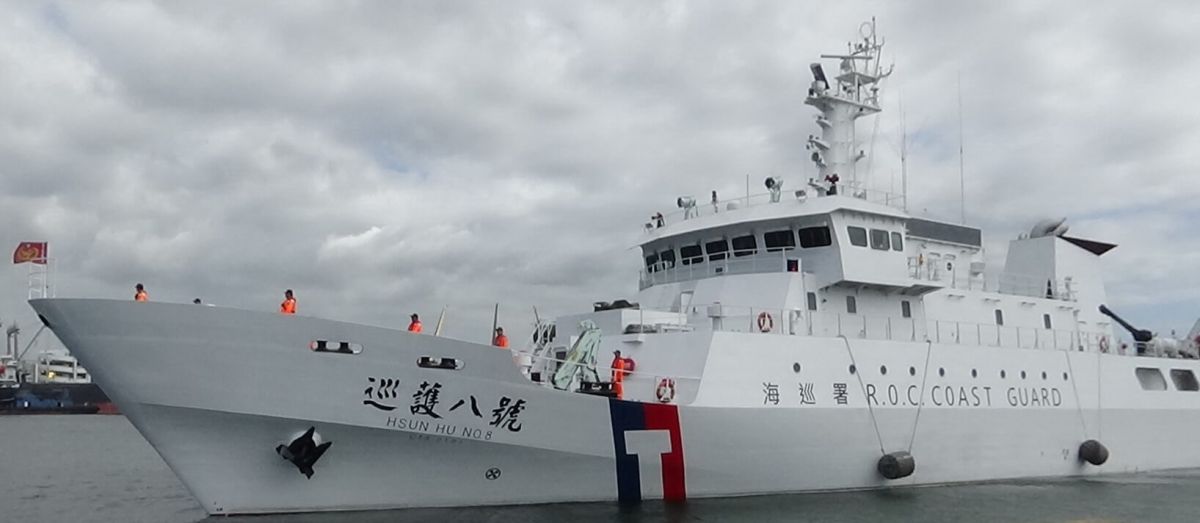 ▲穩鵬號漁船喋血案已制伏菲律賓籍嫌犯，將在海巡署巡護8號巡護船戒護下，押解返回高雄港偵辦。(圖／記者黃守作攝) 
