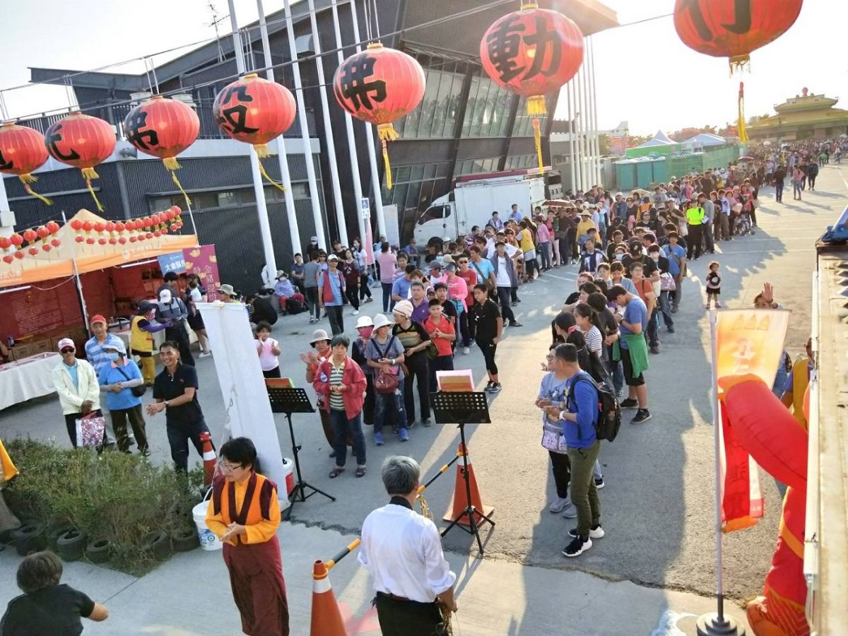 ▲行動佛殿第30站在大鵬灣台灣燈會廣受好「屏」，吸引大批信眾綿延三百多公尺人龍，爭相打卡按讚領美金、金豬燈籠。（圖／世界佛教正心會提供）