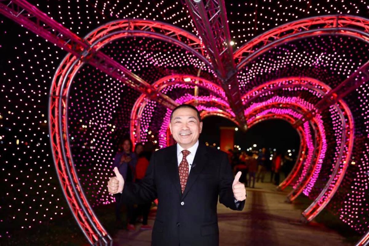 ▲PTT 上有網友問「有沒有新北燈會的卦？」坦言自己「被騙」去看完新北燈會後的感想，令人超傻眼。圖為新北市長侯友宜。（圖／翻攝自侯友宜臉書）