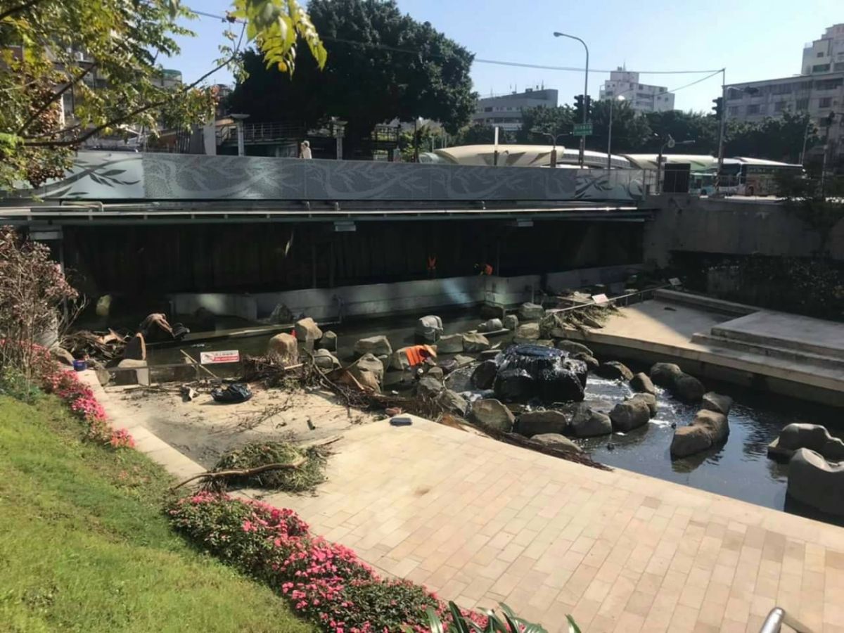 ▲議員江肇國表示，柳川藍帶水岸成為台中休閒散步的知名景點之一，河川堆積廢棄家具、垃圾、樹枝，兩旁綠地的植栽枯萎、雜亂不堪，相當失望。 (圖／擷取江肇國臉書2019.3.4)