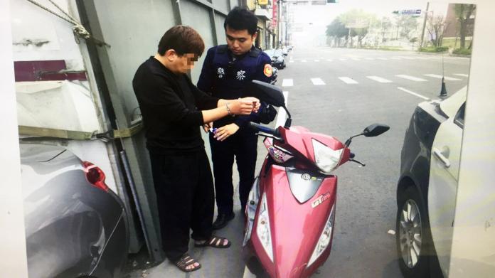 手握香菸盒直發抖露餡　男子遭巡警識破查獲毒品
