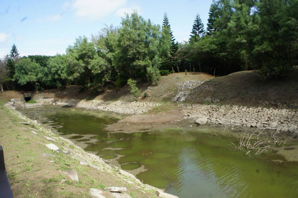 ▲澎湖休憩園區入口處的人工湖「蓮池」與「荷池」都傳出泥沙淤積的問題，因梅雨及颱風季節即將到來，外界擔憂會影響的水質（圖／記者張塵攝，2019.03.04）
