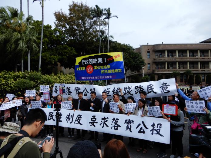 同婚專法交戰　反同團體抗議兩院　提告蘇貞昌瀆職
