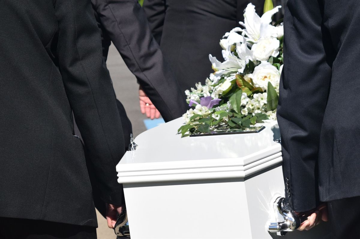 ▲葬儀社人員搬運大體時，赫然發現男子還有呼吸心跳。（示意圖／Pixabay）