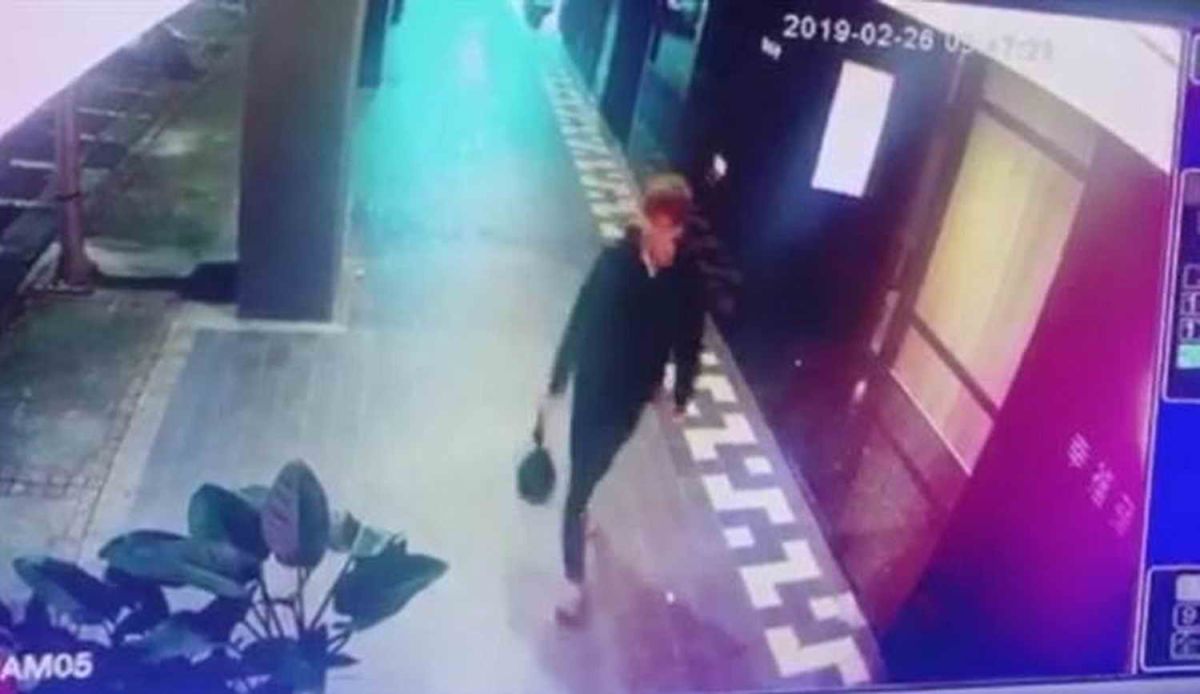 ▲新加坡籍王姓男子與郭姓女友涉嫌來台產子後棄屍，監視器顯示26日當晚男子提著裝嬰屍的垃圾袋丟棄廚餘桶。（圖／記者宋原彰翻攝）