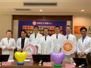 醫師表示，吸食笑氣會導致脊髓神經退化受損，須使用高劑量的維他命B12治療才會慢慢恢復肌力，平均治療時間約2至3個月，但仍有5成病患留下感覺異常的後遺症。（圖／記者汪瑋琪攝）