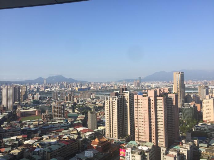 ▲高齡者想在買新北蛋黃區房子困難重重，賣厝阿明就分享3種方式，讓長者透過資產配置住進蛋黃區。（圖／信義房屋提供）