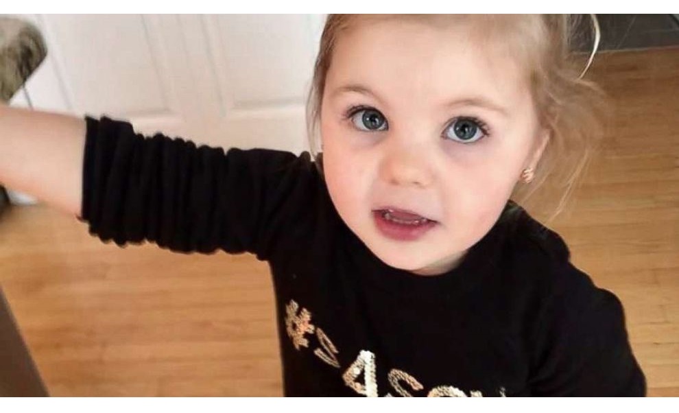 ▲3 歲的凱莉用摔跤招式撂倒男同學。（圖／翻攝自 abcNEWS ）