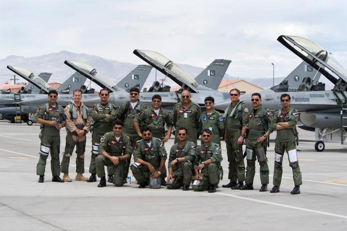 ▲巴基斯坦F-16飛官抵達美國內華達州奈里斯空軍基地（Nellis Air Force Base）參加紅旗軍演。（圖／美國空軍）