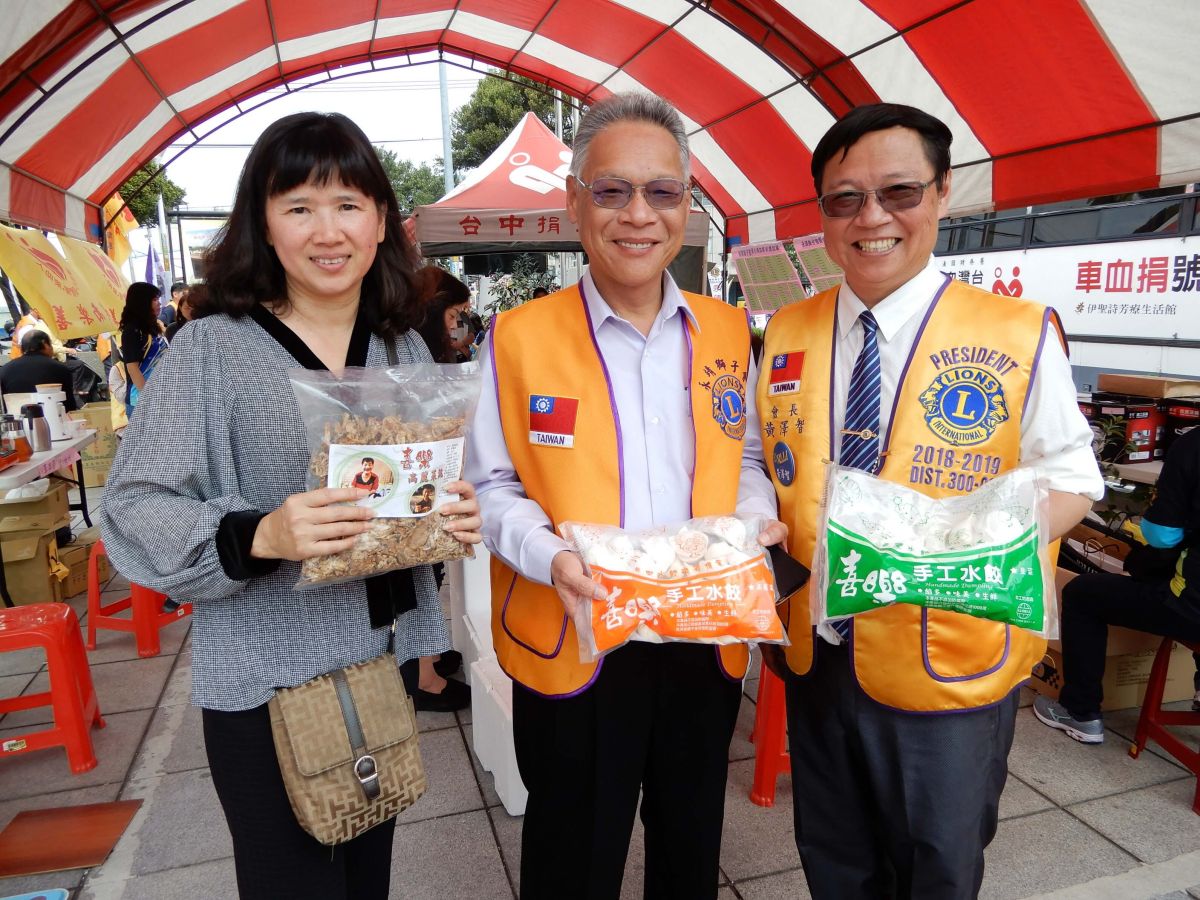 ▲永靖獅子在永靖鄉公所辦理捐血活動，讓民眾在捐血的同時，也獲贈喜樂水餃工坊生產的水餃。（圖／記者陳雅芳攝，2019.03.05）