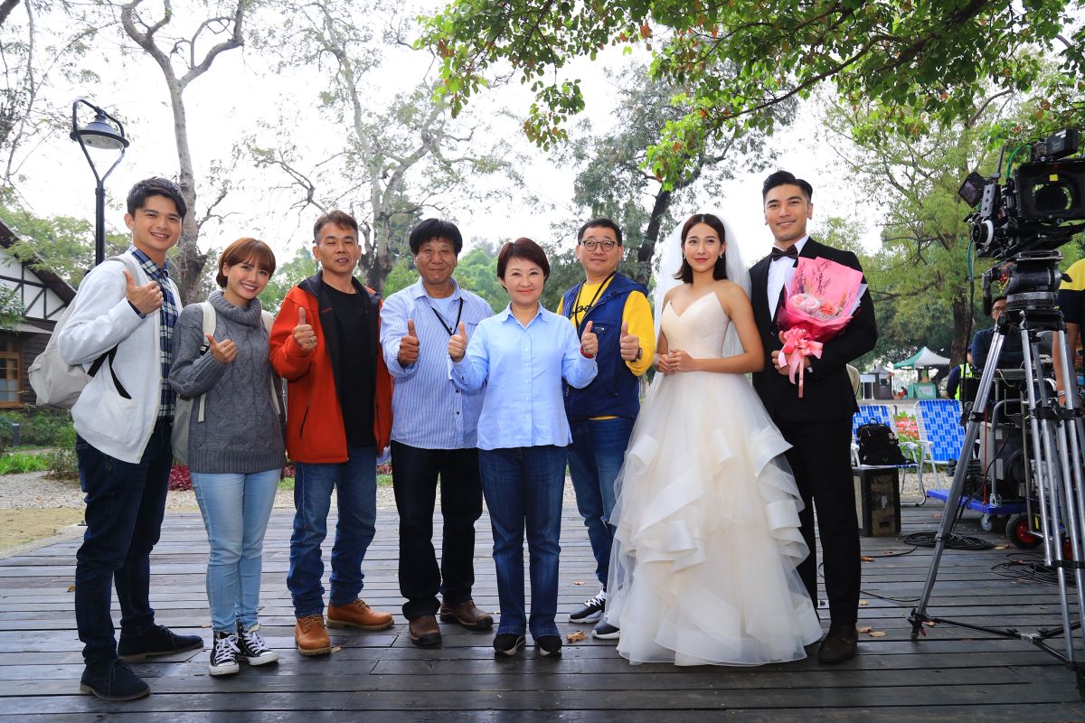 ▲電視劇「女力報到」到台中花博后里馬場園區取景，市長盧秀燕入鏡演出行銷花博 (圖／市政府提供2019.3.5)