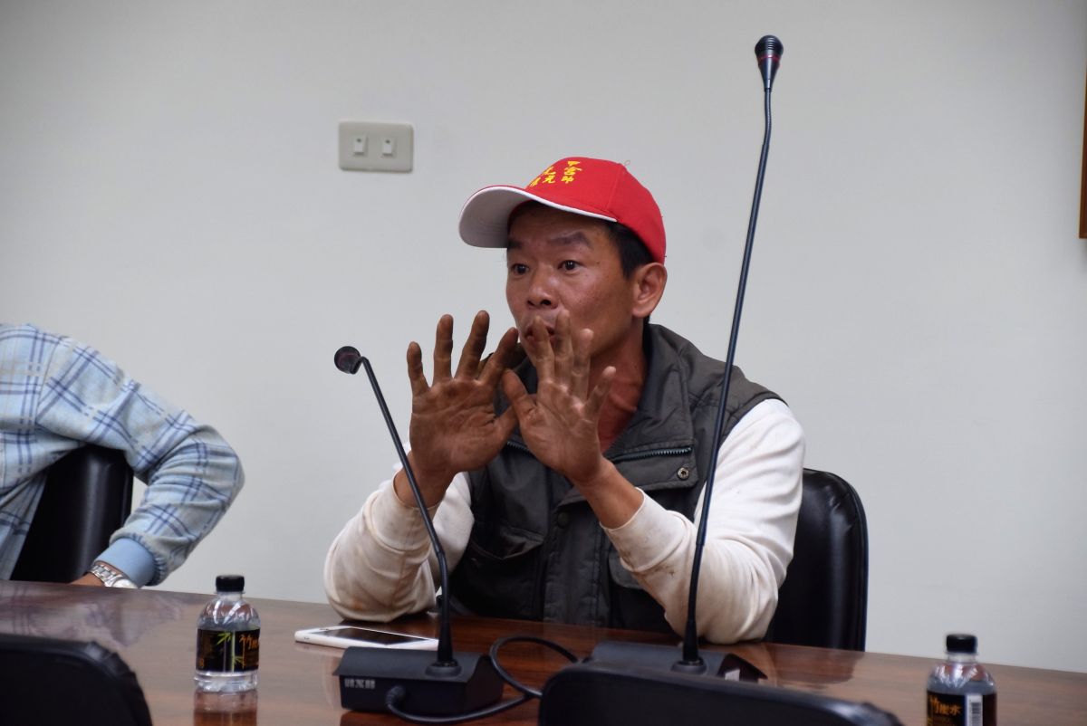 ▲遠東航空重光渡假村開發案下游包商針對工程綁約、尾款未收之事前往澎湖縣府陳情（圖／記者張塵攝，2019.03.05）