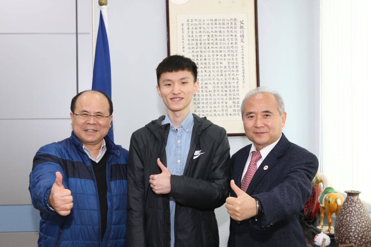 熊家靖（中）高中記帳士榜首，全校師生齊為他喝采。右為致理科大校長尚世昌，左為會計資訊系主任陳富強。（圖／致理科大提供）