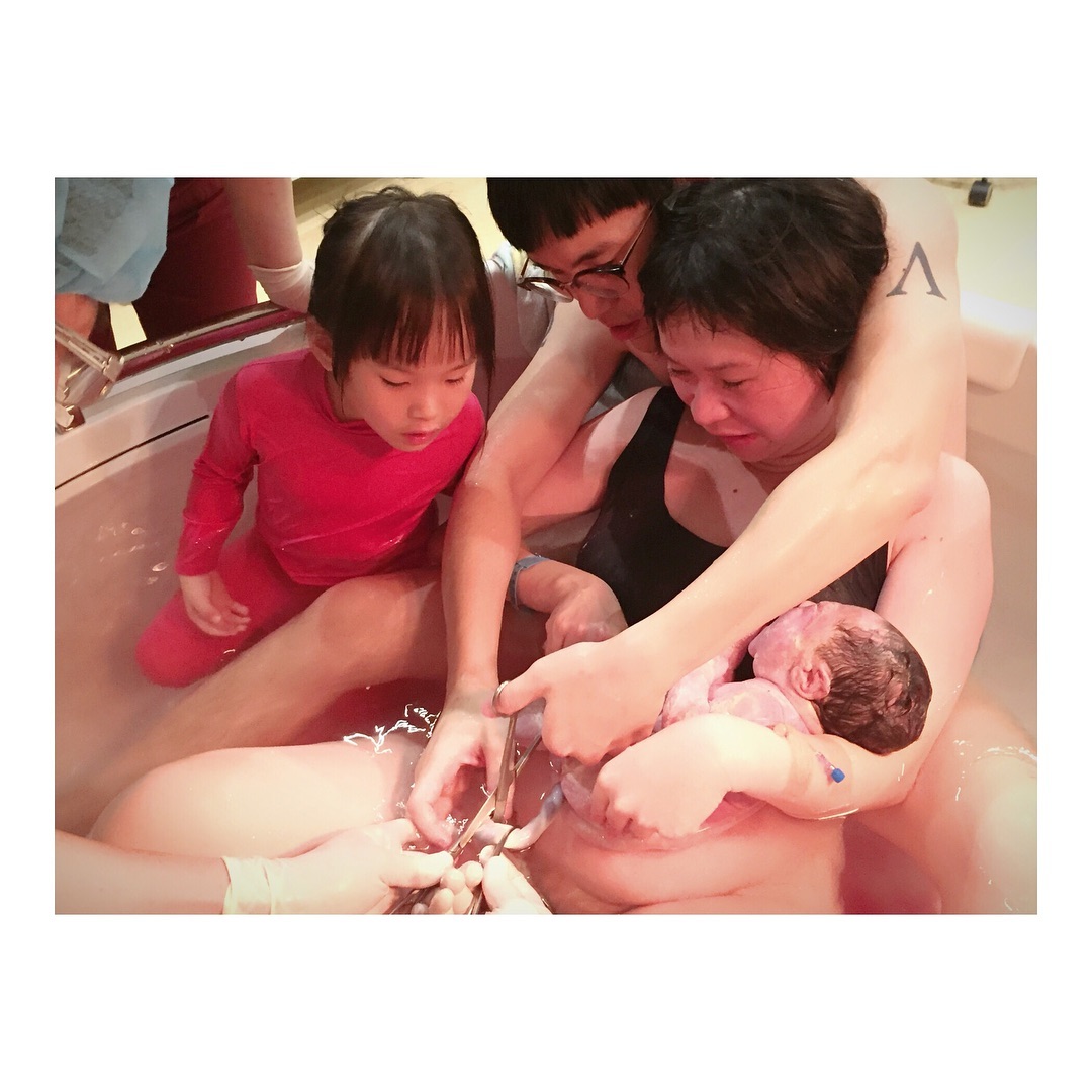 ▲鳥媽採用水中生產。（圖 / 翻攝臉書）