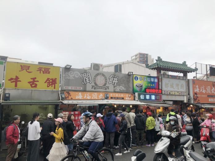 ▲新竹城隍廟商圈人潮眾多。(圖/信義房屋提供)