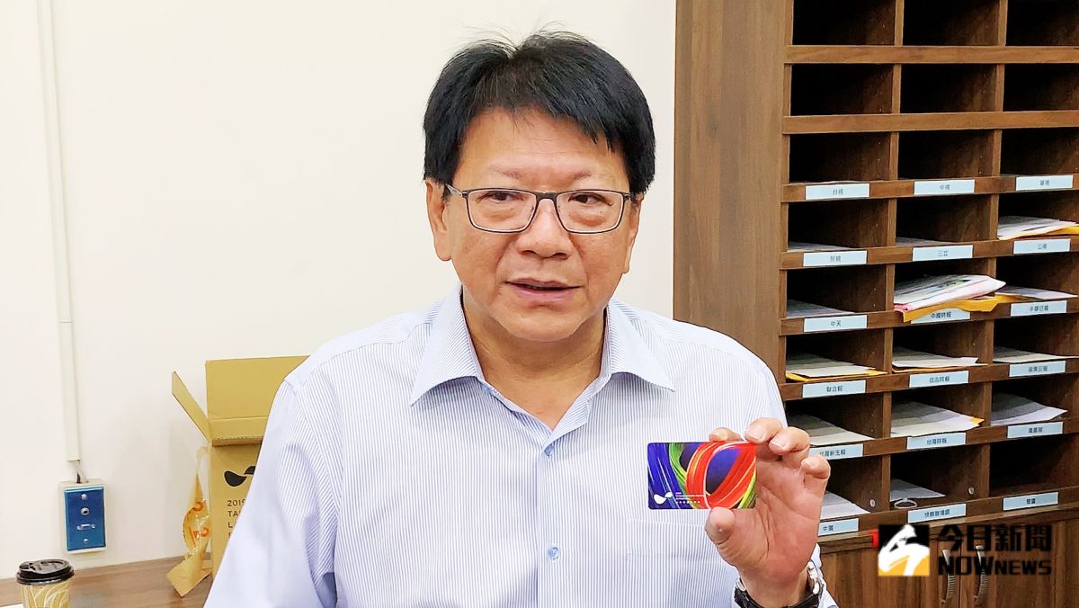 ▲潘孟安特別為自己保留了一張台灣燈會紀念一卡通，他希望當高捷來屏東時，他能夠用這張一卡通來搭乘。（圖／記者郭俊暉攝 , 2019.03.06）