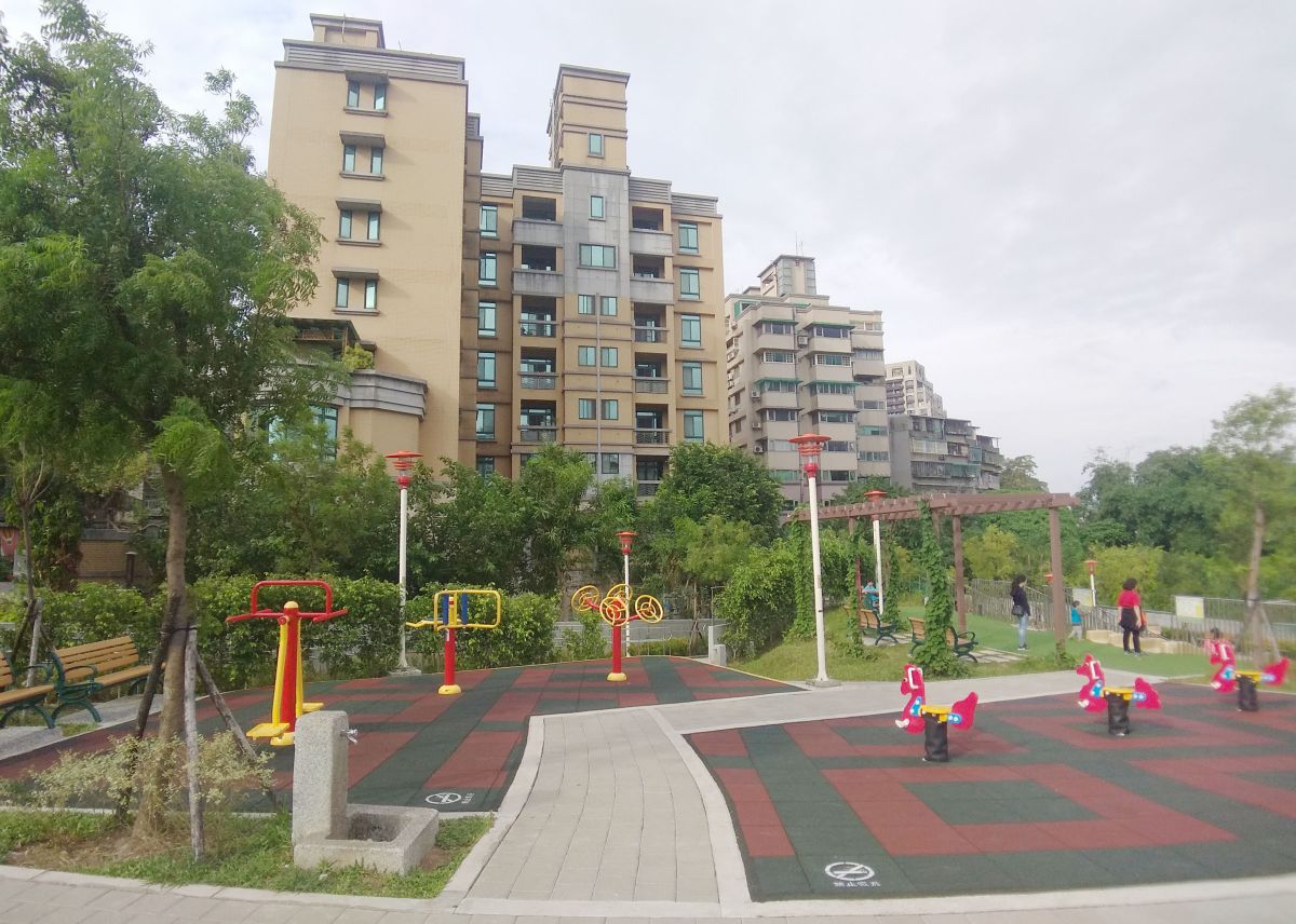 ▲頂樓是社區住戶共用部分，若出現漏水屋主可依法向社區管委會請修(圖/信義房屋提供)