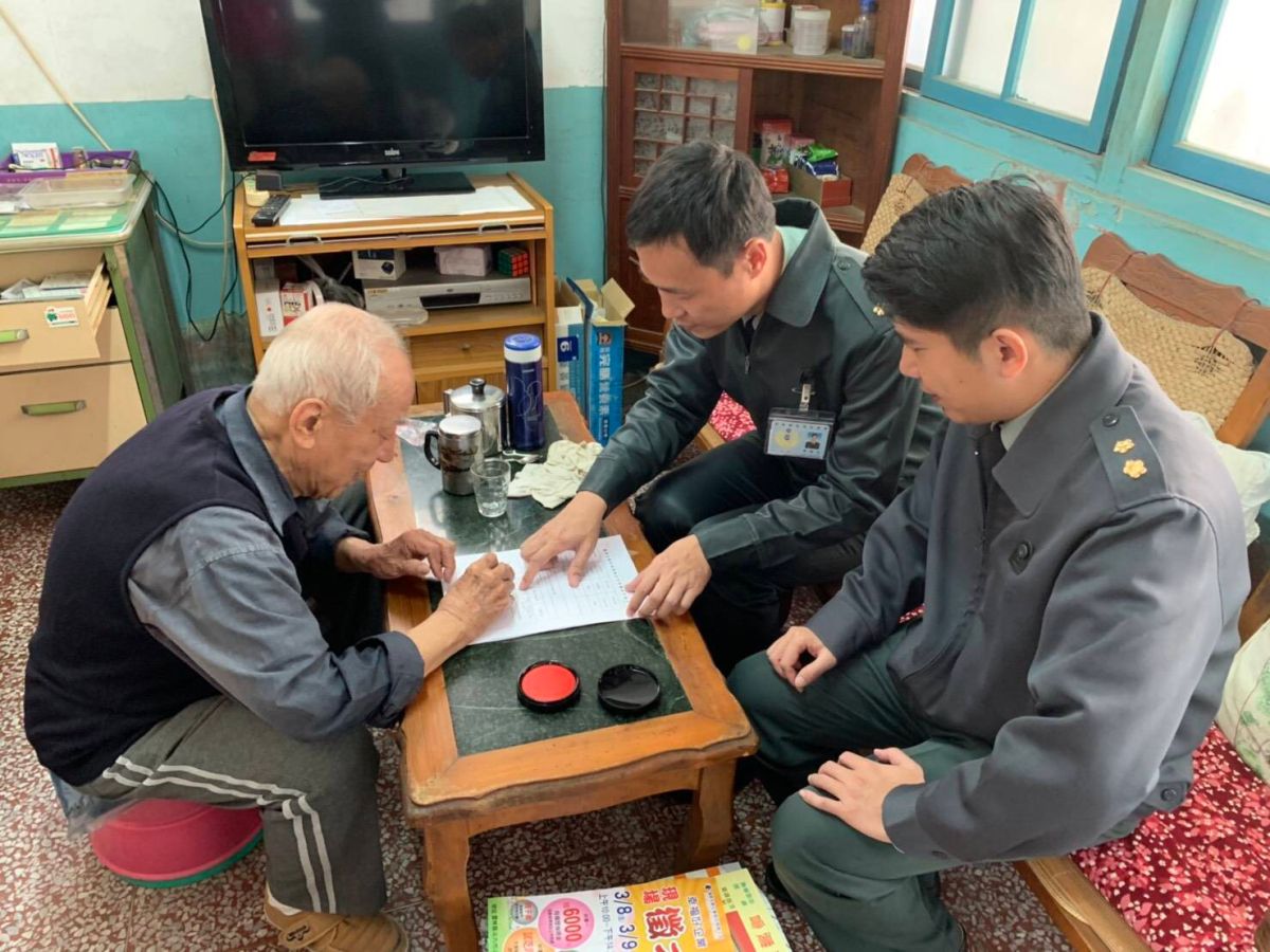 剛履新的政戰處長張志宇為關懷遺族，由科長邱靖文陪同親訪遺族仇俊生先生。（圖／記者蘇榮泉攝，2019.03.06）