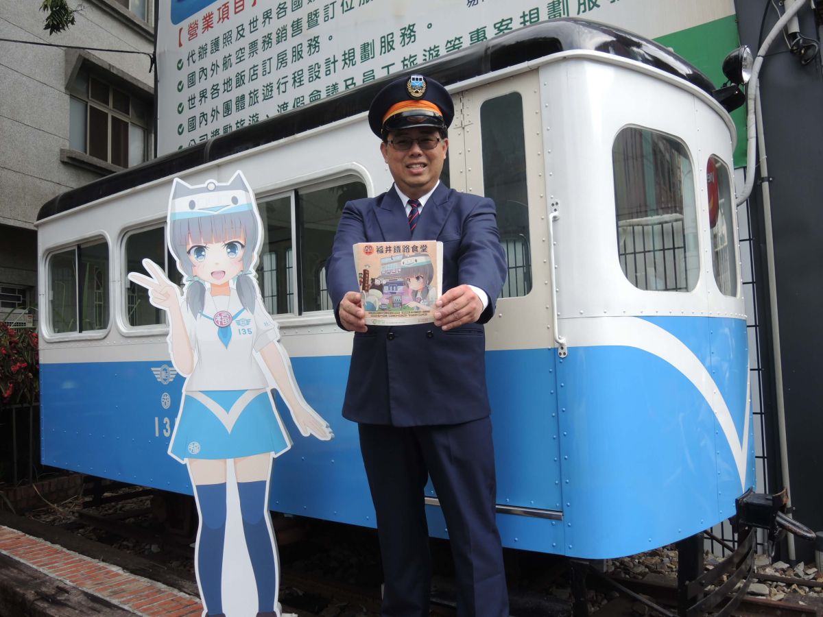 ▲鐵道文物收藏家陳朝強在「台糖135巡道車」展示康學鳳以「美少女」為主題的「萌列車」。（圖／記者陳雅芳攝，2019.03.07）