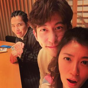 53845669_2204093902987691_7742266016666746880_n ▲修杰楷(中)36歲生日,賈靜雯(前)替丈夫慶生,蕭敬騰在後方耍寶。(圖/臉書)