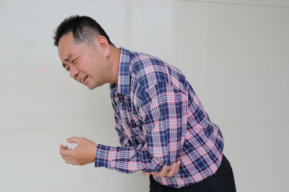 醫師提醒，若發現晨關節間僵硬、患部紅腫熱痛等症狀，務必儘速就醫。（圖／亞大醫院提供）