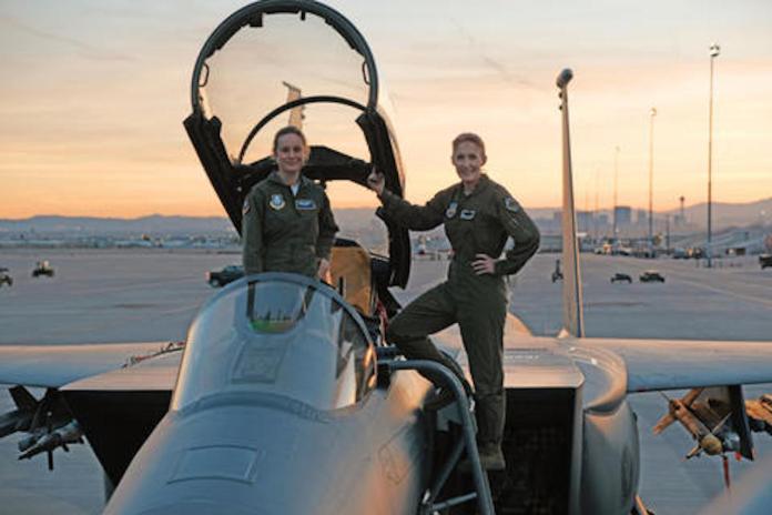 ▲「驚奇隊長」由女星布麗·拉森（Brie Larson）與美空軍第57飛行聯隊飛官合影。（圖／翻攝自Marvel Studios）