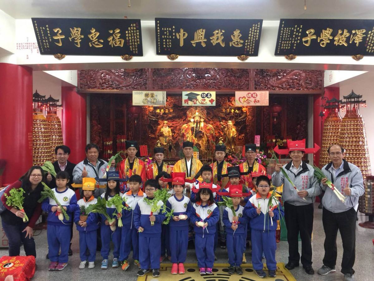 ▲文昌帝君誕辰四結福德廟為中興國小學生戴狀元帽、宰相帽、文昌帽在法師帶領下祈願祝禱。（圖／記者李清貴攝,2019.3.7)