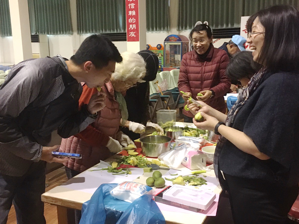 ▲中彰榮家舉辦「蹦出酸甜好滋味-情人果DIY」活動，邀請榮家住民們一起動手製作道地的台灣情人果。（圖／記者陳雅芳攝，2019.03.07）