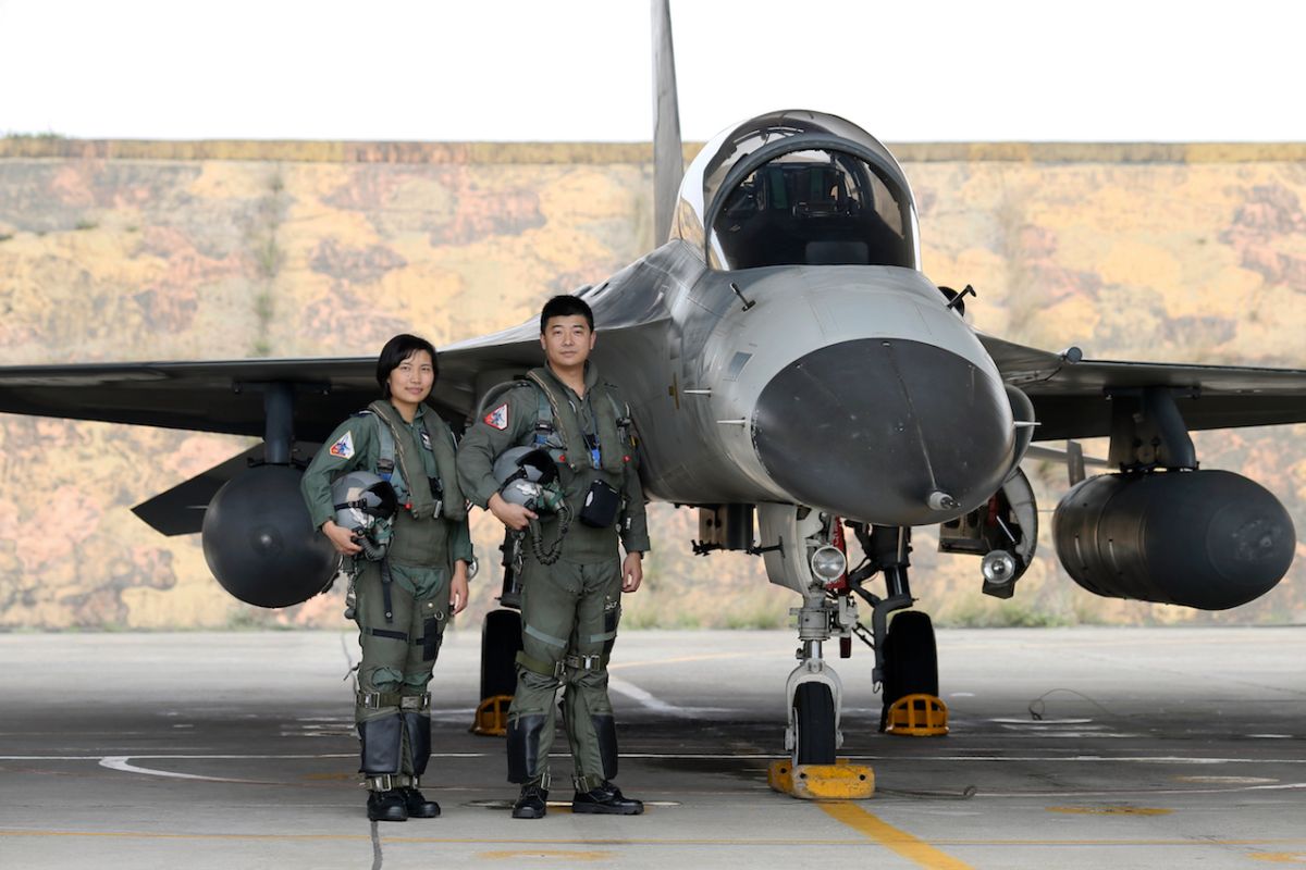 ▲空軍三聯隊航醫張簡芝穎中尉(左)同乘IDF經國號戰機，了解飛行員在不同狀況下，面臨的飛行壓力、身體的感受及負荷。（圖／軍聞社提供, 2019.3.8）