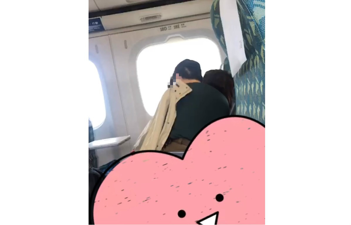 ▲一對男女疑似在高鐵上上演活春宮，讓人看了既尷尬又傻眼。（圖／翻攝自臉書社團報廢公社）