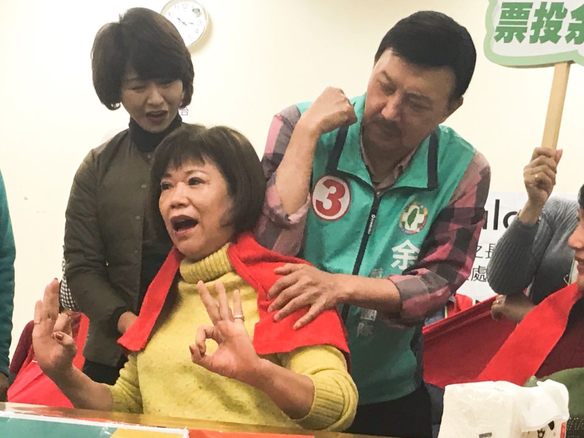 ▲余天舉辦義剪活動，幫三重婦女按摩，展現體貼的一面。（圖／記者宋原彰攝，2019.03.08）