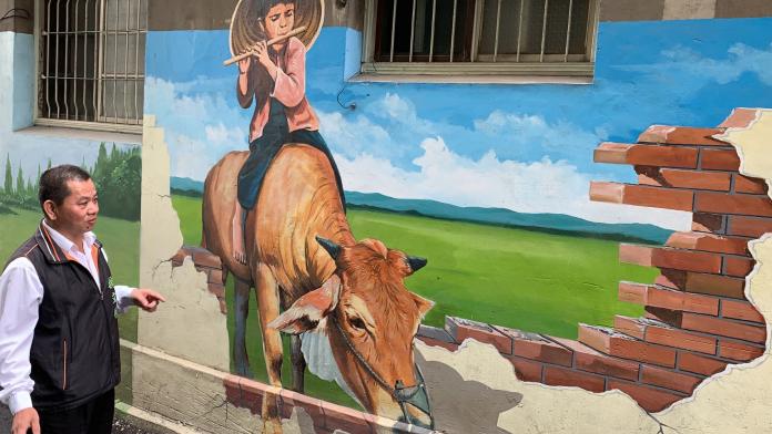 ▲牧童騎黃牛吹奏歌曲的3D畫作，牛埔里彩繪牆也讓社區成了「名符其實」牛隻的故鄉。（圖／記者陳雅芳攝，2019.03.08）