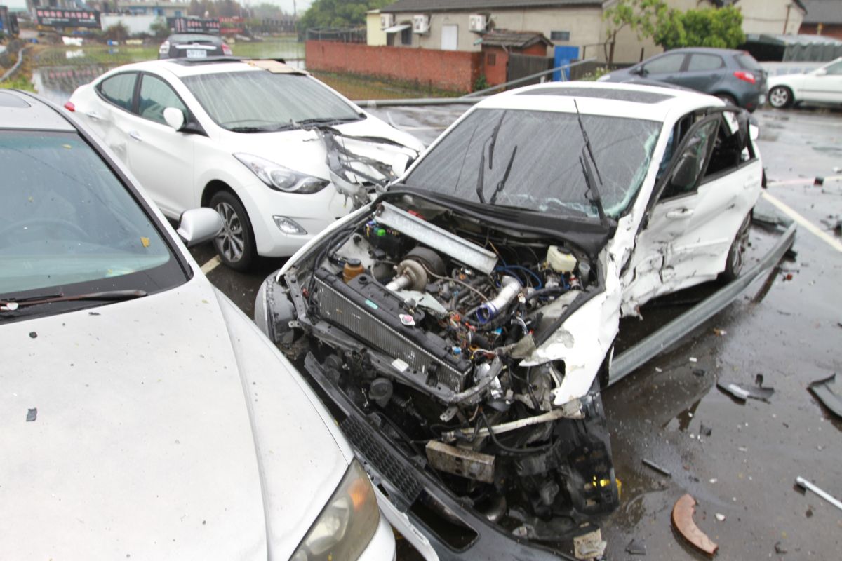 ▲大村鄉一保齡球館旁停車場發生連環撞交通事故，零件散落一地，現場一片狼藉。（圖／記者陳雅芳翻攝，2019.03.08）