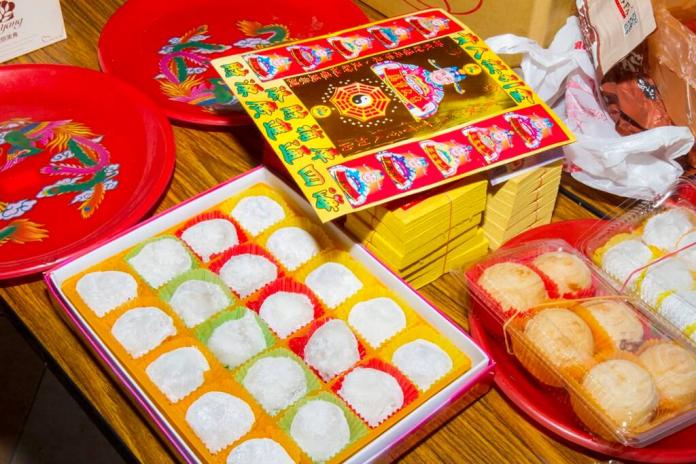 ▲土地公頭牙記得準備麻糬，之所以選用麻糬祭拜，主要為其象徵「黏錢」賺錢的意思。（圖／《NOWnews》資料照）