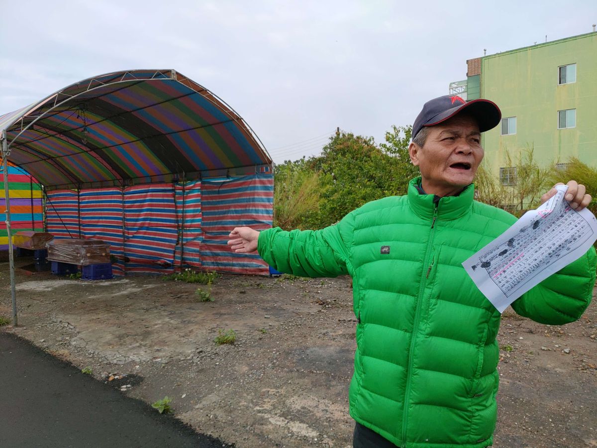 ▲擺棺材的是湖東里前里長洪錫松，他委屈表示和廟方有協議換地，廟方卻未履約，擺放棺材的地方是自己的土地。（圖／記者陳雅芳攝，2019.03.08）