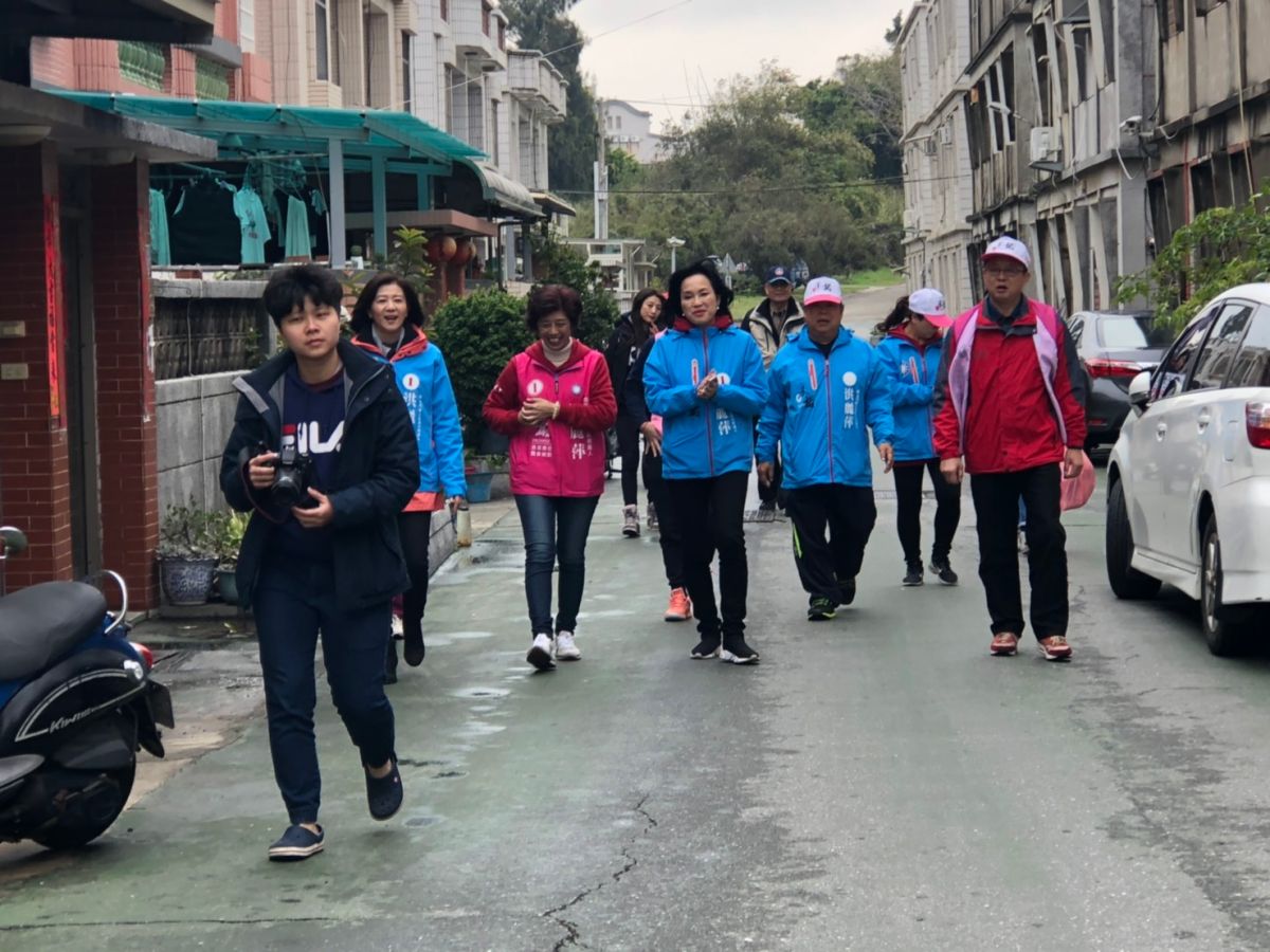 ▲國民黨立院女戰將柯志恩、李彥秀、林麗蟬、王育敏抵金，冒雨陪同洪麗萍掃街拜票。（圖／蔡若喬攝, 2019.03.08）