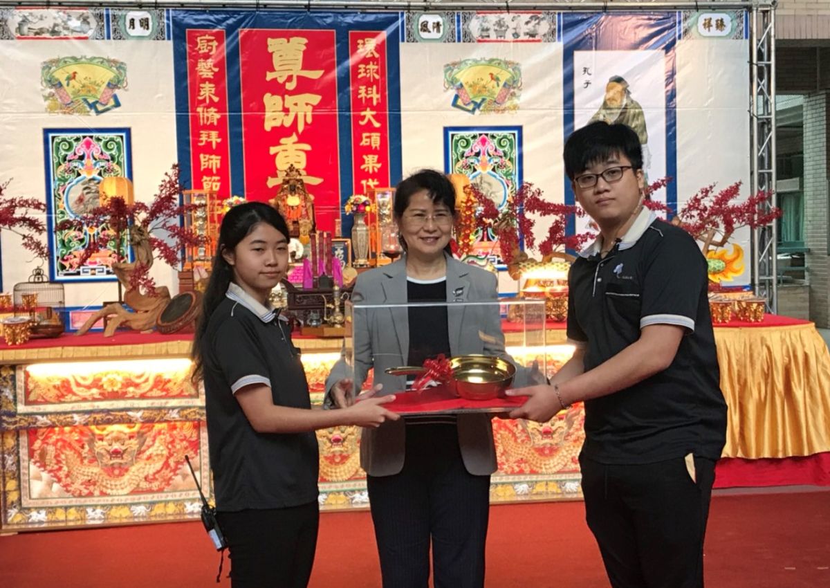 ▲副校長郭淑芳擔任主禮官，依序獻帛、獻爵、獻果。（圖／記者蘇榮泉攝，2019.03.08）