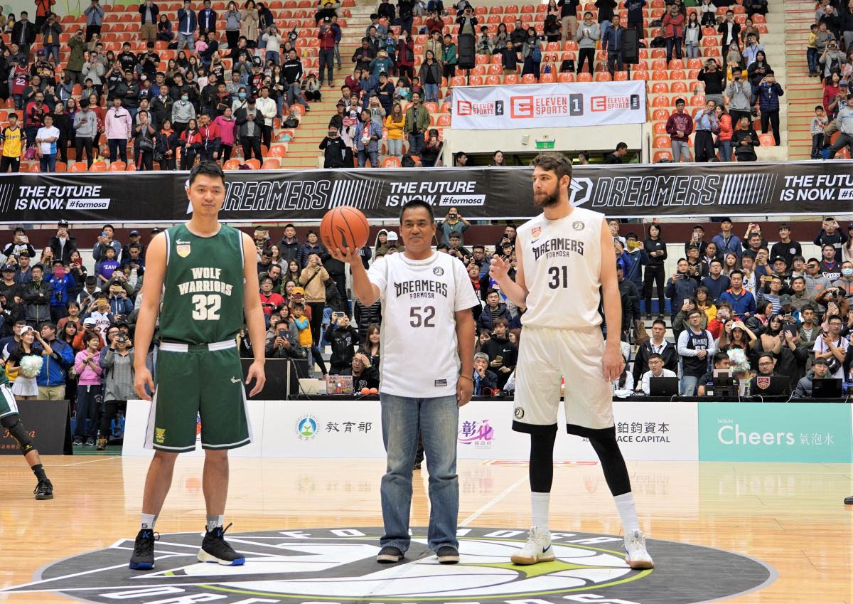 ▲陳金鋒(中)為夢想家開球。（圖／鍾東穎攝,2019.03.09）