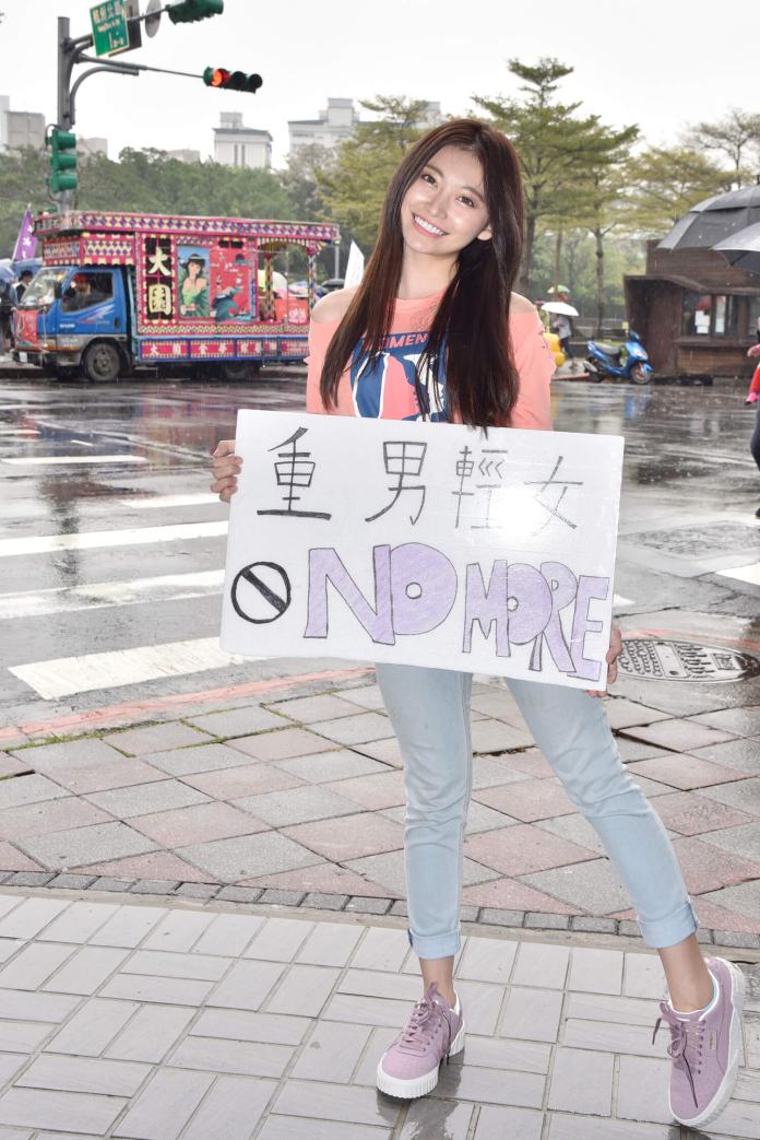 ▲梁心頤、梁妍熙、祈錦鈅一起參與「我們節」活動遊行。（圖／Women’s March Taiwan提供, 2019.03.09）