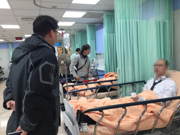 臺中區監理所派員前往醫院探視受傷乘客。（圖／公路總局提供）