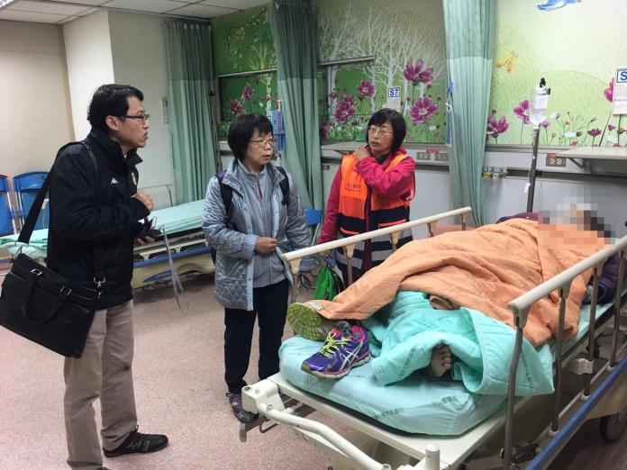 臺中區監理所派員前往醫院探視受傷乘客。（圖／公路總局提供）