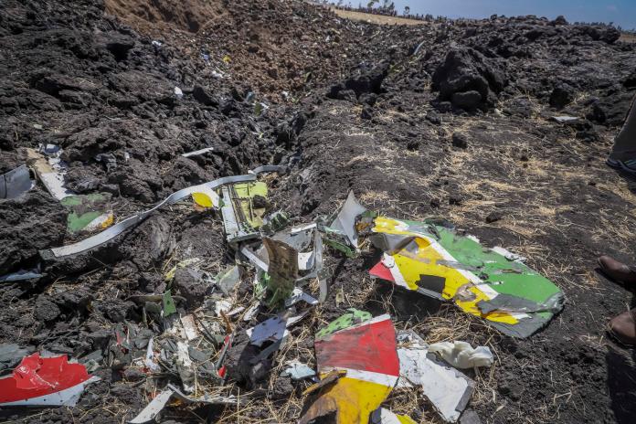 衣索比亞航空客機墜毀並發生爆炸，失事現場發現飛機殘骸。（圖／美聯社／達志影像）