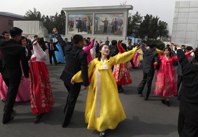 北韓在3月10日舉行5年一次的大選，當地民眾穿上傳統服飾出門投票，並在票站內外載歌載舞。（圖／美聯社／達志影像）