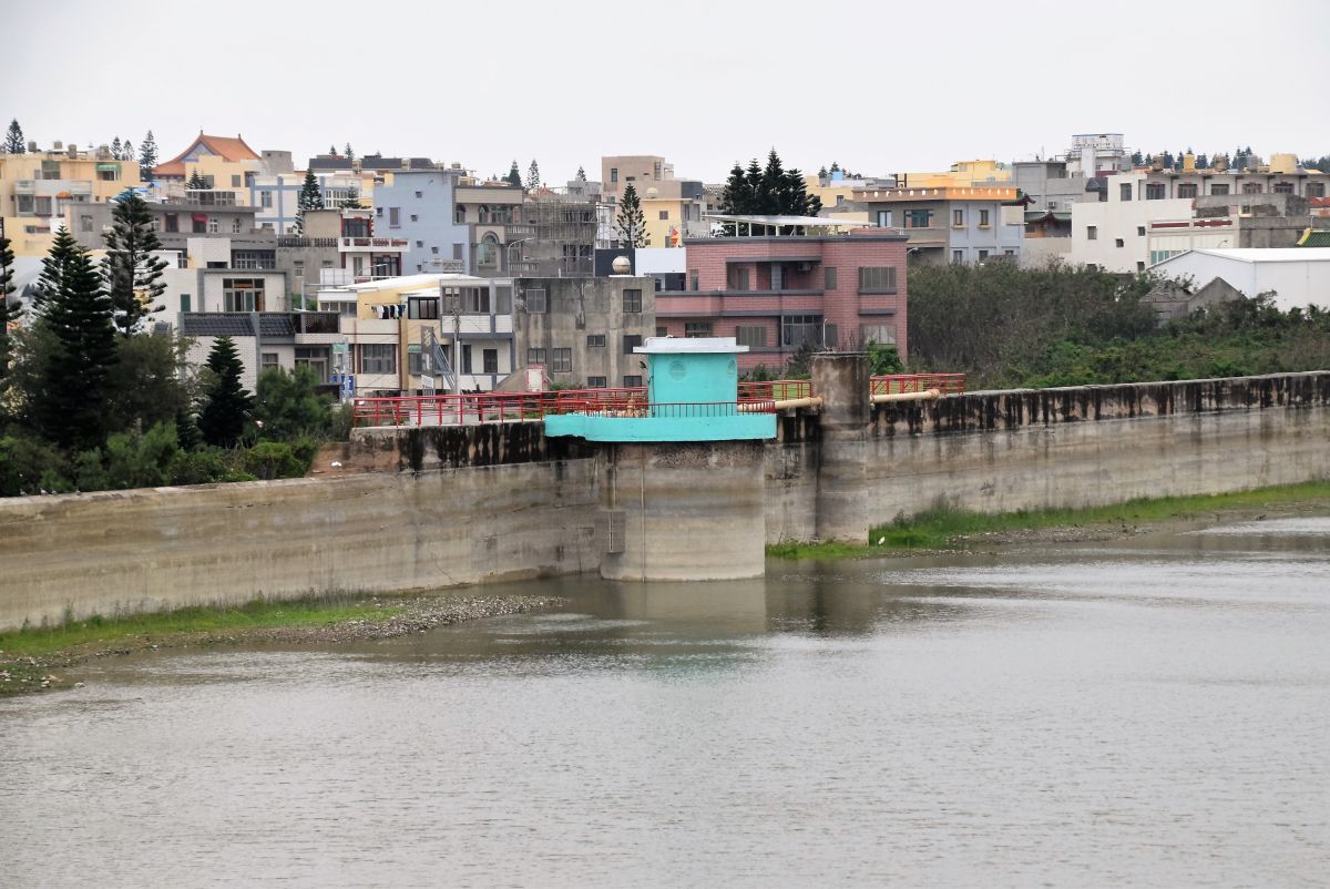 ▲澎湖連日春雨綿綿，但因雨勢不夠集中，本島3座地面水庫進水量不多，只有滿水位的3.4成儲水量。（圖／記者張塵攝，2019.03.11）