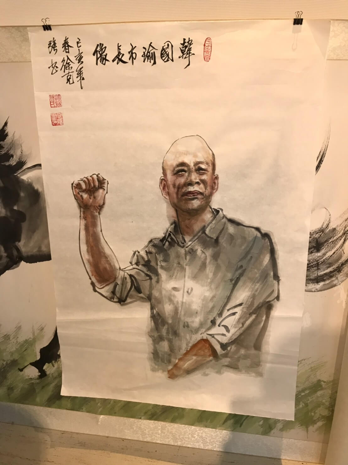 ▲大陸醫師畫家徐克強在彰濱秀傳人文藝術館辦水墨油畫展，在現場畫了韓國瑜，幾乎出神入化，展出水墨油畫在在叫人讚嘆。（圖／記者陳雅芳攝，2019.03.11）