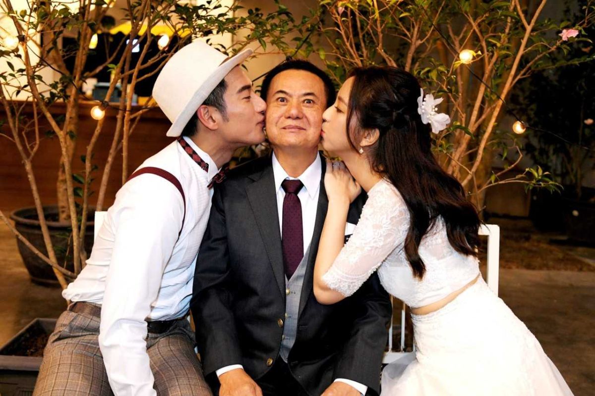 ▲周孝安（左）、周曉涵親蔡振南。（圖／三立提供）